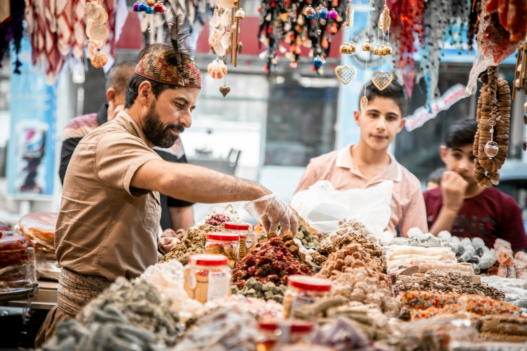 How to Use the “Surprise and Delight” Strategy to Win Customers